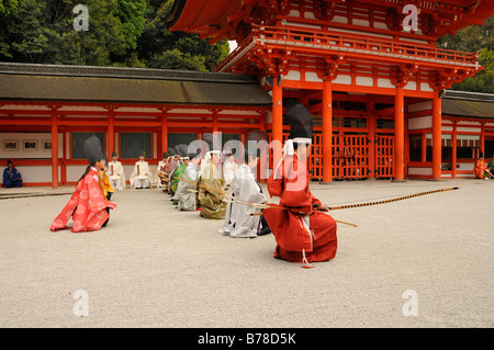 Archers à la cérémonie du tir à l'agenouillée à position de tir en sanctuaire Shimogamo-jinja, Kyoto, Japon, Asie Banque D'Images