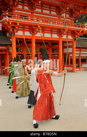 Tir à l'arc, tir à l'arc rituel cérémonial dans Sanctuaire Shimogamo-jinja, Kyoto, Japon, Asie Banque D'Images