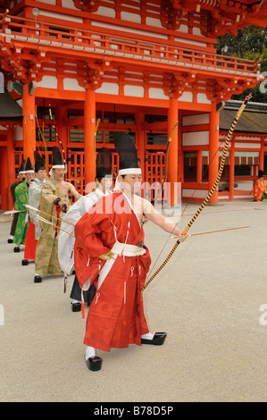 Tir à l'arc, tir à l'arc rituel cérémonial dans Sanctuaire Shimogamo-jinja, Kyoto, Japon, Asie Banque D'Images