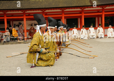 Archers à la cérémonie du tir à l'agenouillée à position de tir en sanctuaire Shimogamo-jinja, Kyoto, Japon, Asie Banque D'Images