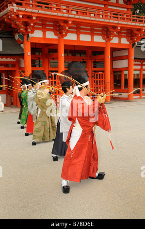 Tir à l'arc, tir à l'arc rituel cérémonial dans Sanctuaire Shimogamo-jinja, Kyoto, Japon, Asie Banque D'Images