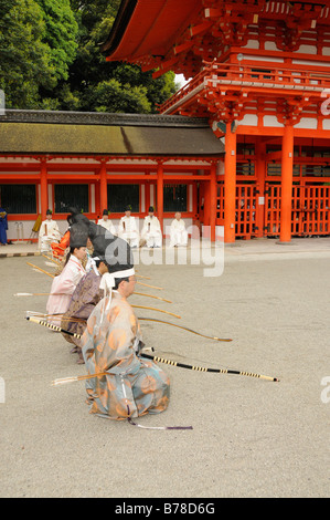 Archers à la cérémonie du tir à l'agenouillée à position de tir en sanctuaire Shimogamo-jinja, Kyoto, Japon, Asie Banque D'Images