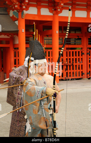 Tir à l'arc, tir à l'arc rituel cérémonial dans Sanctuaire Shimogamo-jinja, Kyoto, Japon, Asie Banque D'Images