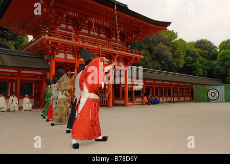 Tir à l'arc, tir à l'arc rituel cérémonial dans Sanctuaire Shimogamo-jinja, Kyoto, Japon, Asie Banque D'Images