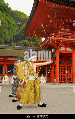 Tir à l'arc, tir à l'arc rituel cérémonial dans Sanctuaire Shimogamo-jinja, Kyoto, Japon, Asie Banque D'Images