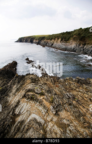 Côte escarpée à l'océan Atlantique dans la Bretagne, Finistère Sud, France, Europe Banque D'Images