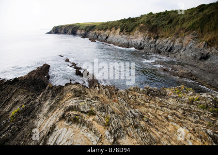 Côte escarpée à l'océan Atlantique dans la Bretagne, Finistère Sud, France, Europe Banque D'Images