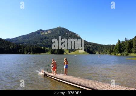 Jetée de baignade sur le lac Spitzingsee, Brecherspitze, montagne montagnes Mangfall, les Alpes, la Haute-Bavière, Bavière, Allemagne, Banque D'Images