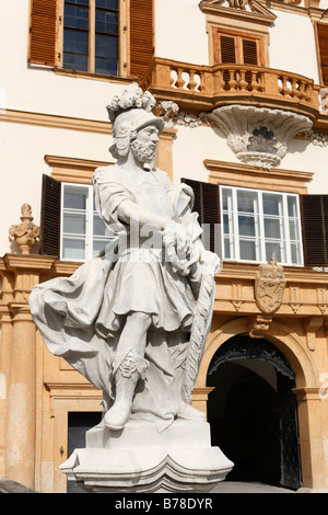 Statue devant le Château d'Eggenberg, Graz, Styria, Austria, Europe Banque D'Images