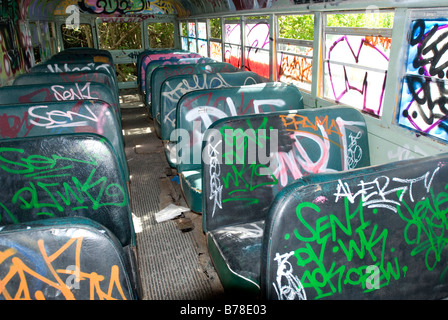 Graffiti dans la vieille école abandonnée bus, Miami, Floride. Banque D'Images