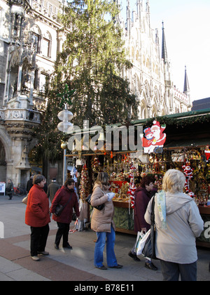 Marché de Noël sur la place Marienplatz, personnes, nouvelle mairie, Munich, Bavaria, Germany, Europe Banque D'Images