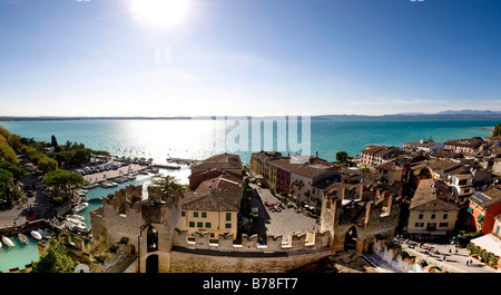 Vue panoramique sur le centre historique de Sirmione, Lac de Garde à l'arrière, Lago di Garda, Lombardie, Italie, Europe Banque D'Images