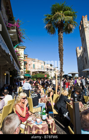 Les touristes assis dans un café en face de l'château Scaligero, Sirmione, Lac de Garda, Lac de Garde, Lombardie, Italie, Europe Banque D'Images