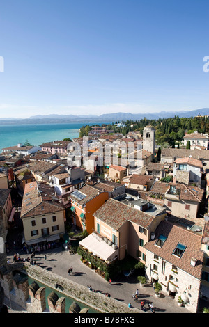 Vue panoramique sur le centre historique de Sirmione avec l'église Santa Maria Maggiore, face au nord, le lac de Garde à l'arrière, Lag Banque D'Images