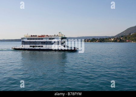 Car-ferry entre les villes Gardone Riviera et Torri del Bénaco sur le Lac de Garda, Lac de Garde, Lombardie, Italie, Europe Banque D'Images