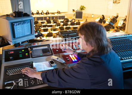 Directeur de son et lumière dans le centre de congrès de la Foire Suisse dans la cabine de contrôle de son et lumière sur une salle des congrès Banque D'Images