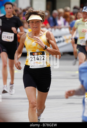 Fondateur et ancien président de la Course Féminine Suisse, Verena Weibel de franchir la ligne d'arrivée, 1 juin 2008, Berne, Suisse, Banque D'Images