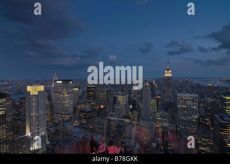 Vue sur Manhattan, avec l'Empire State Building de la Rockefeller Center, New York, USA Banque D'Images