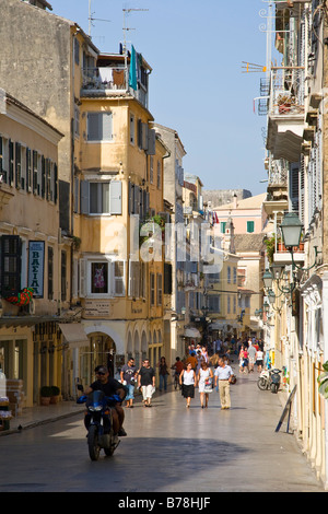 Une scène de rue typique de la ville de Corfou dans la zone de Vieille Ville, Corfou, Grèce Banque D'Images