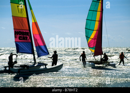 Bateaux à voile coloré sur la plage à Boulogne-sur-Mer, une station balnéaire entre la mer du Nord, Pas de Calais, côte de Opale et Banque D'Images