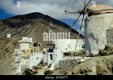 Maisons et moulins à vent dans le village de montagne Olympos, Karpathos, l'Egée, Dodécanèse, Grèce, Europe Banque D'Images