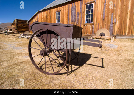 Un rusty old mining cart en Bodie State Park en Californie Banque D'Images