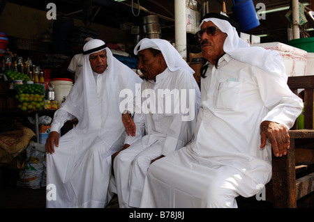 De vieux hommes au marché de Deira, Dubaï, Émirats arabes unis, ÉMIRATS ARABES UNIS, Moyen Orient Banque D'Images