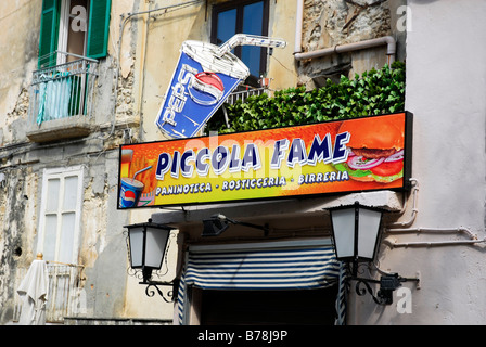 Signe lumineux sur une façade dans le centre historique de Tropea, Vibo Valentia, Calabre, Italie, Europe du Sud Banque D'Images