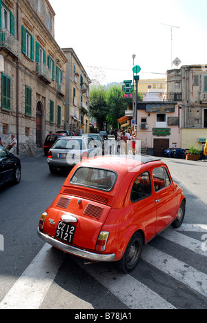 Fiat 500 rouge dans le centre historique de Tropea, Vibo Valentia, Calabre, Italie, Europe du Sud Banque D'Images
