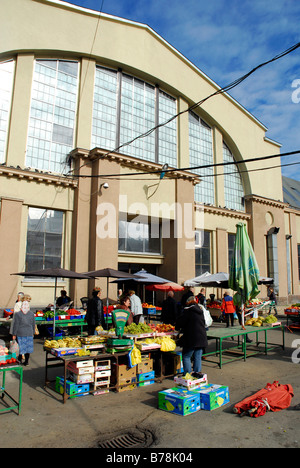Centraltirgus, marché central de l'ancien zeppelin hangars, vente de fruits et légumes, Riga, Lettonie, Pays Baltes, Northeaste Banque D'Images