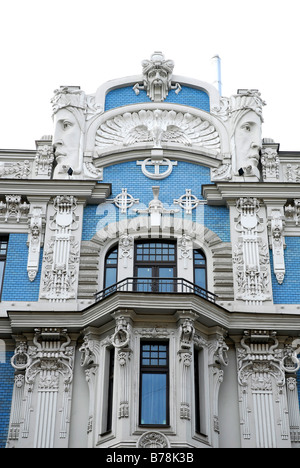 Façade art nouveau avec des sculptures de visages dans la rue Elizabetes iela, Riga, Lettonie, Pays Baltes, nord-est de l'Europe Banque D'Images