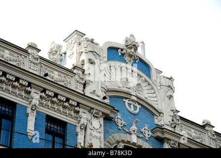 Façade art nouveau avec des sculptures de visages dans la rue Elizabetes iela, Riga, Lettonie, Pays Baltes, nord-est de l'Europe Banque D'Images