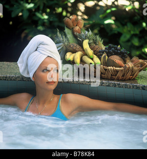 Femme se détend dans un bain à remous. Banque D'Images