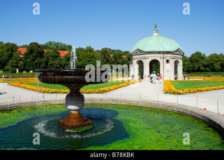 Fontaine et Dianatempel, petit temple, dans le Hofgarten, centre-ville, Munich, Haute-Bavière, Allemagne, Europe Banque D'Images