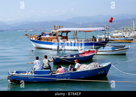 Les enfants, la pêche sur un bateau de pêche dans le port de Fethiye, Province de Mugla, Mer Méditerranée, Turquie Banque D'Images