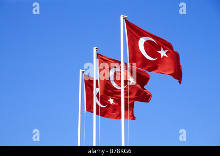 Trois drapeaux turcs à Fethiye, Province de Mugla, Turquie Banque D'Images