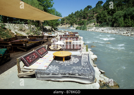 Terrasse de café au lit de la rivière Esen Cay dans une réserve naturelle, Saklikent, Akdagi Montagnes, Fethiye, Province de Mugla, Banque D'Images