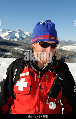 L'homme de ski patrol dans la région de ski Telluride, Colorado, USA, Amérique du Nord Banque D'Images