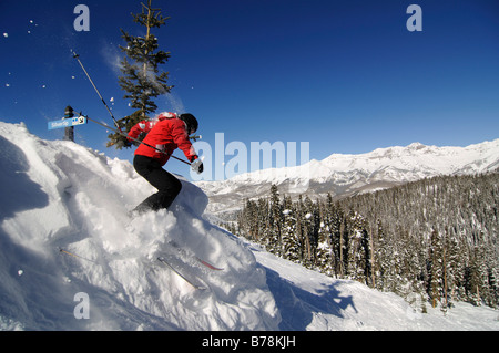 Sur le skieur ski de Silvertip à Telluride, Colorado, USA, Amérique du Nord Banque D'Images