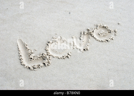 Allemagne, Amrum, le mot amour écrit dans le sable Banque D'Images