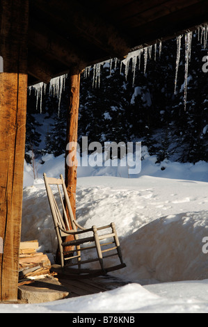 Old Lodge avec rocking chair, glaçons, Dunton Hot Springs Lodge, Colorado, USA Banque D'Images