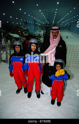 Les visiteurs de l'hôtel de ski, Ski Dubaï, Dubaï, Émirats arabes unis, Moyen Orient Banque D'Images