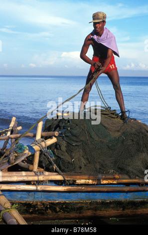 TIMOR-LESTE. Les pêcheurs à la pêche.Areia Branca beach, près de Dili. Photo par Julio Etchart Banque D'Images