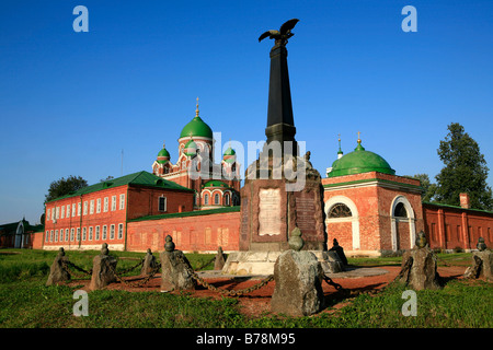 Le couvent de notre Sauveur et un monument aux soldats français qui sont morts pendant la bataille de la Moskowa en Russie Banque D'Images