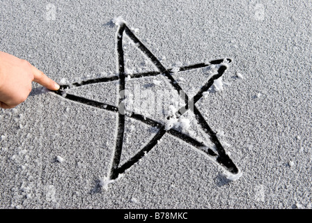 Une étoile dans la neige par un index, elevated view Banque D'Images