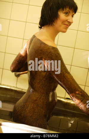 Aux femmes de bénéficier d'un bain de boue République Tchèque Franzensbad Spa Banque D'Images