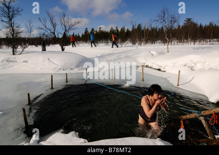 Ski nordique, ski de fond, et sauna à vapeur dans le parc national Urho Kekkonen, Kiilopaeae, Ivalo, Laponie, Finlande, Europe Banque D'Images