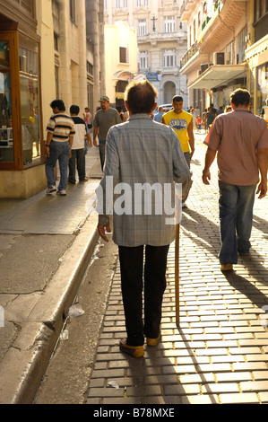 La Calle Obispo flânant à La Havane Banque D'Images