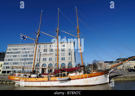 Bateau à voile dans le port d'Helsinki, Finlande, Europe Banque D'Images