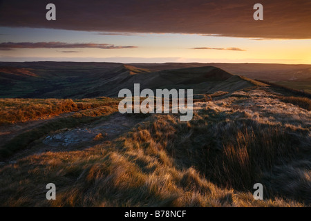 Vue depuis Rushup Edge vers Mam Tor, Edale et la grande crête, parc national de Peak District, Derbyshire, Angleterre Banque D'Images